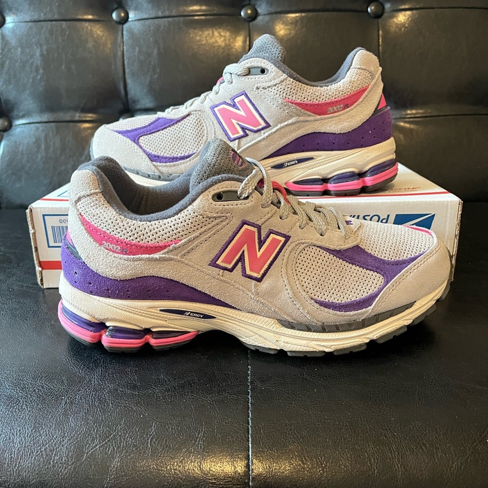 New Balance 2002R Rain Cloud / Prism Purple Sz 7 Men’s / 8.5 Women’s